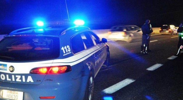 Incredibile in autostrada, uomo dorme nell'auto ferma sulla corsia di sorpasso: la polizia gli salva la vita