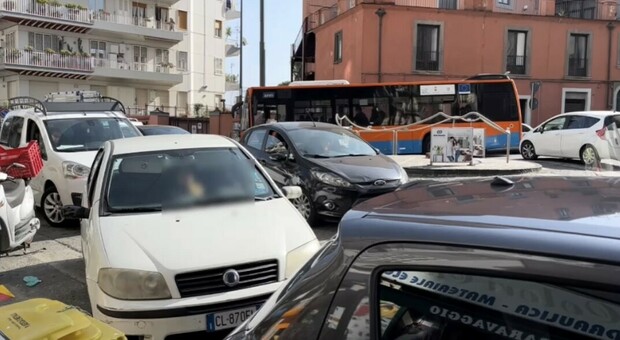 Sosta selvaggia e traffico in tilt alla rotonda che collega via Manzoni, Corso Europa e via Caravaggio