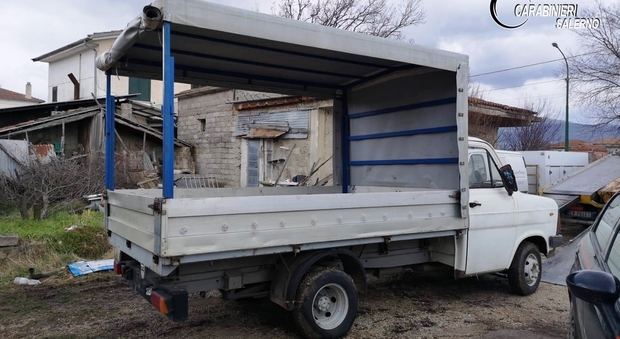 Trasporta legna su furgone rubato: denunciato marocchino a Teggiano