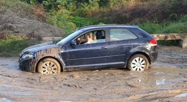 Un disastro di acqua e fango: automobilisti bloccati nel Napoletano