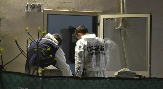 Carabinieri al lavoro nella villetta di Roncitelli in cui Loris Pasquini ha ucciso il figlio Alfredo