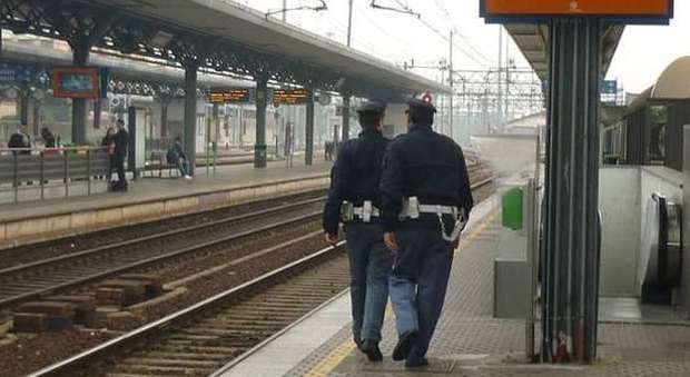 Travolto dal treno merci vicino alla stazione: 27enne muore sul colpo