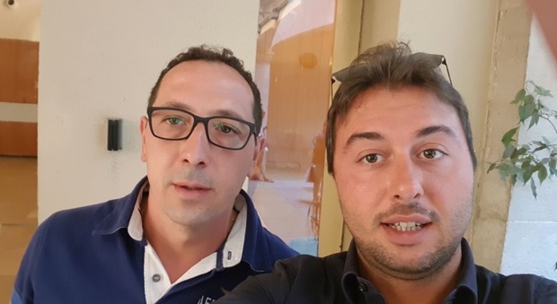 Roberto Silvani e Alessandro Cola nell'atrio dell'ufficio turistico di Barcellona, dove si erano rifugiati