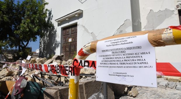 Ischia, parente di Ciro minaccia il suicidio dal tetto: «Senza acqua né luce dopo il sisma»