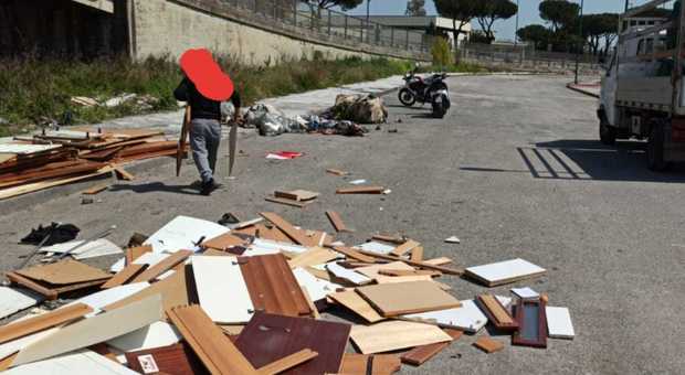 Napoli, 50 persone denunciate per abbandono di rifiuti in strada