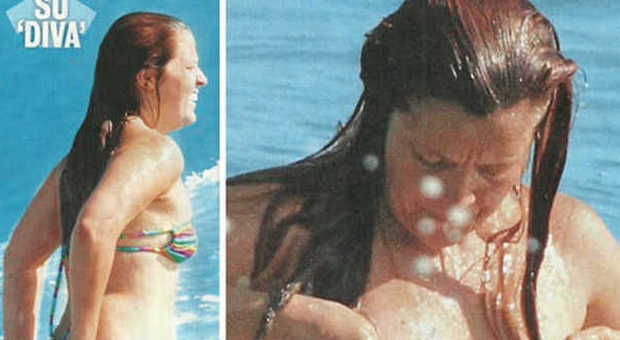 Noemi, incidente sexy in spiaggia: il costume scivola e si intravede il topless