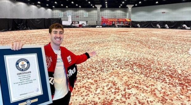 Pizza da record negli Usa: quasi 1.300 metri quadrati al formaggio e “pepperoni” FOTO