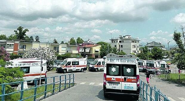 Ambulanze del 118 bloccate in attesa di riavere le barelle