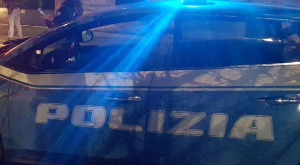 Pesaro, vuole farla finita a 20 anni: seduto sui binari salvato dai poliziotti