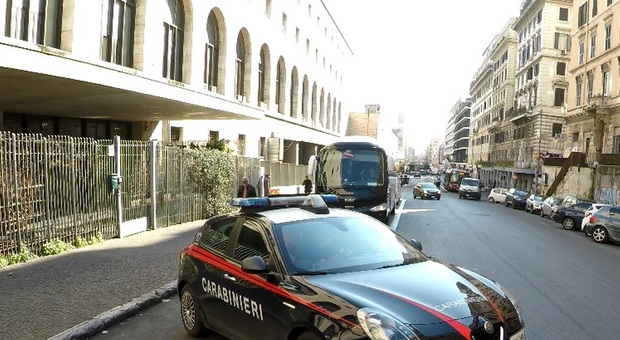 Roma, terrore sul bus 105: rapina con coltellata, fermato un tunisino