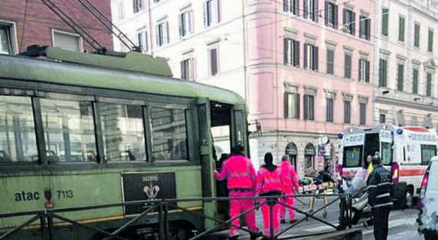 Tamponamento tra tram all'Esquilino, sei feriti. ​Le strade romane ancora sporche e pericolose