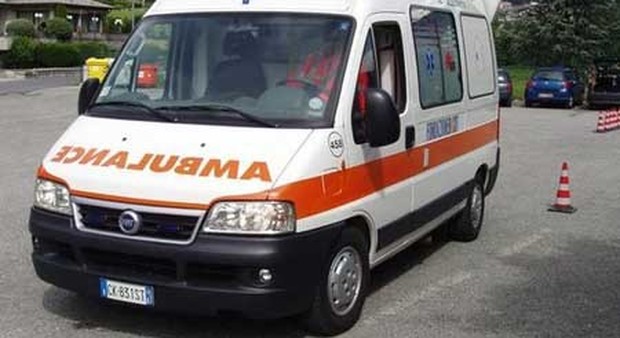 Pescara, maxi rissa in uno stabilimento, turista tedesco di 22 anni batte la testa dopo un pugno: è grave