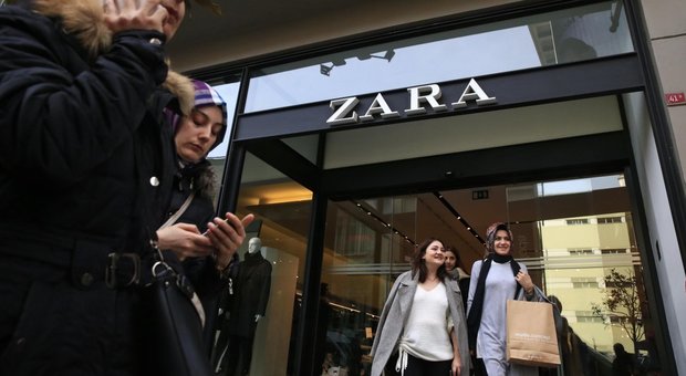 "A Zara non ci pagano, aiutateci". Spuntano etichette nascoste nei vestiti a Istanbul