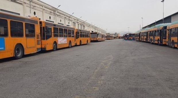 Napoli: pugno duro di Anm, 46 sanzioni disciplinari per lo stop degli autobus nel deposito di via Nazionale delle Puglie. I lavoratori: «Rappresaglia»