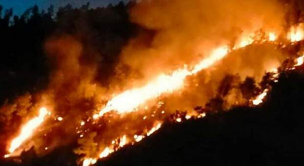 Campania, notte di incendi tra il Vallo di Diano e gli Alburni