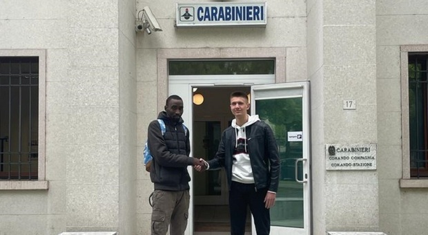 Immigrato del Gambia trova portafoglio e lo consegna ai carabinieri: l'incontro con il proprietario FOTO
