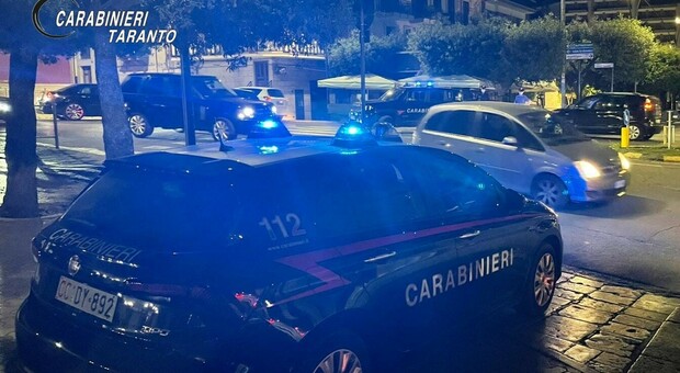 Evade dai domiciliari e per sfuggire ai carabinieri si nasconde sotto un cumulo di biancheria sporca: arrestato