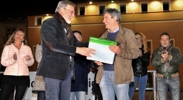 Carlo De Marchi consegna le firme al sindaco Massimo Seri