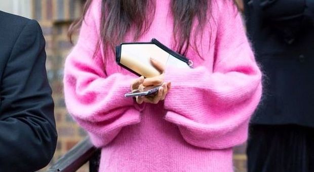 Il maglione rosa è il nuovo must have di stagione: ecco tutti i modi di abbinarlo