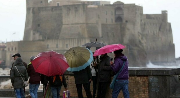 Meteo Napoli a Natale, piogge sulla Campania fino a lunedì con temperature in aumento