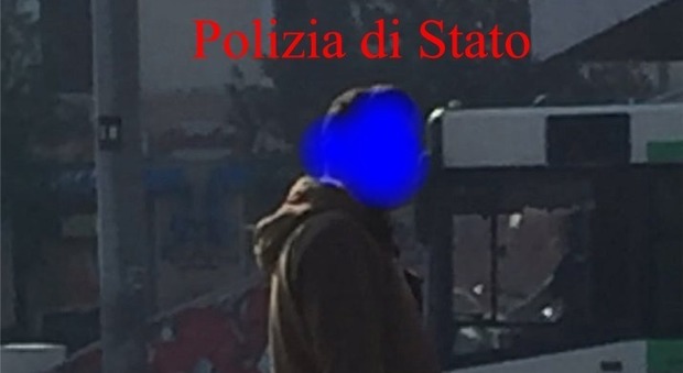 Ancona, palpeggia minorenni sul bus: il molestatore incastrato dalle foto