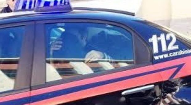 Rapina con sparatoria, ferito un passante I carabinieri prendono i due banditi