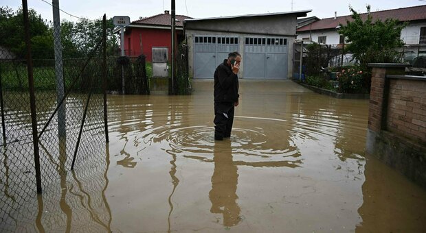 Alluvione Emilia Romagna, la palude e l'allarme malattie. «Tutti facciano l'antitetanica»