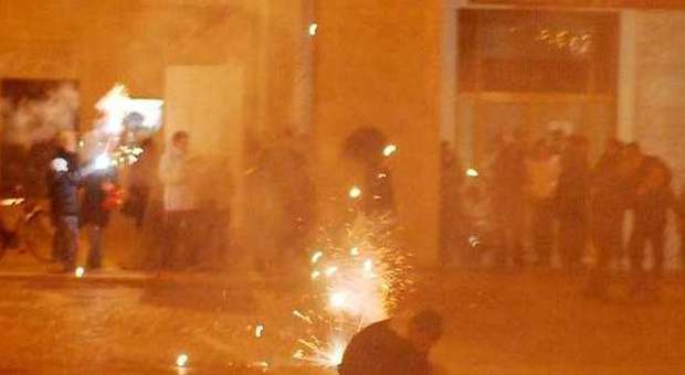 Fano, auto bruciata nella notte di Capodanno Il proprietario: «Si vieti la vendita di petardi»