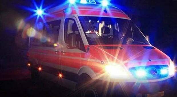 Paura a Sant'Egidio, auto si ribalta nella notte: in tre finiscono in ospedale