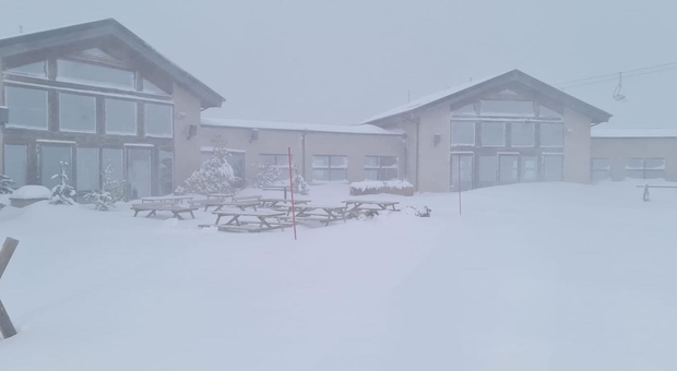 È arrivata la neve, anche troppa: a Sarnano si prova sciare, impianti chiusi "per bufera" a a Frontignano