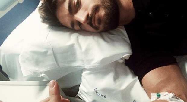 Mariano Di Vaio ricoverato in ospedale, fan preoccupati. «Ecco come sta»