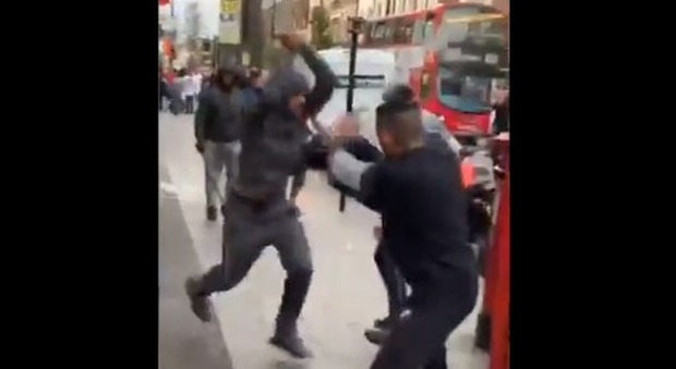Londra, anarchia nelle strade: rissa tra gang a colpi di machete e mazze da baseball
