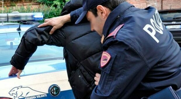 Battipaglia, arrestato pusher: in casa 9 dosi di eroina e 150 euro
