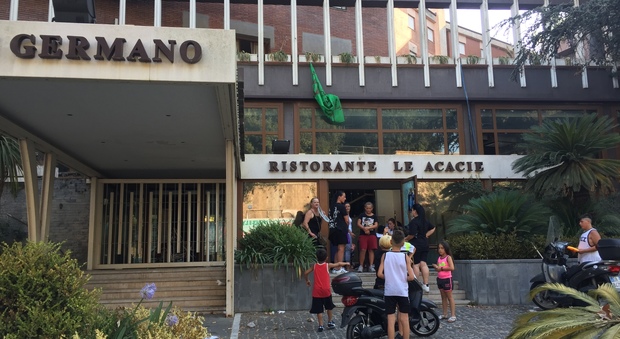 Napoli, venti famiglie occupano l'hotel San Germano: «Chiediamo una sistemazione dignitosa»