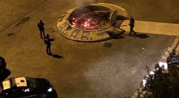 Napoli, la lunga notte dei fuocarazzi: la fontana di piazza Italia usata come braciere