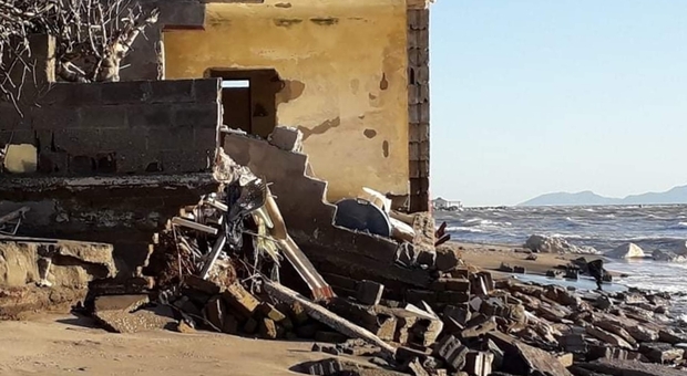 Maltempo su Castel Volturno: crolli sulla spiaggia di Bagnara