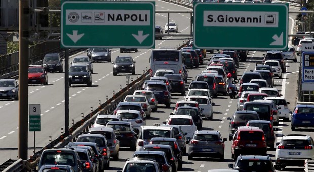 Napoli, incidente sullo svincolo A1/A3 e 4 chilometri di coda in autostrada