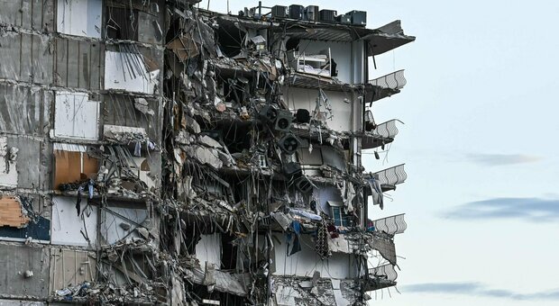 Miami, crolla palazzo di 12 piani: almeno un morto, si temono decine di vittime. «Sembrava una bomba»