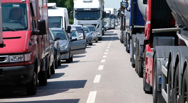 Interporto, controlli ai camionisti: alla guida anche 20 ore