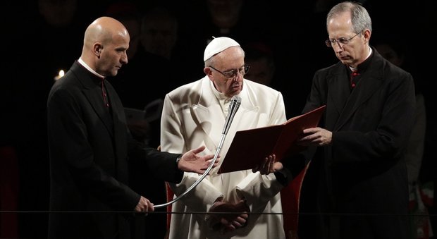 Via Crucis, il Papa: «Vergogna per sangue innocente di donne, bambini e migranti»