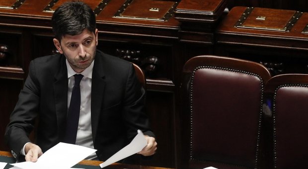 Il ministro Roberto Speranza: «Analisi in farmacia e vaccini obbligatori, via alle assunzioni»