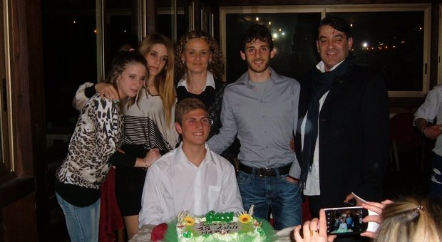 La famiglia Ciontoli con Viola Giorgini al centro e Marco Vannini seduto davanti alla torta