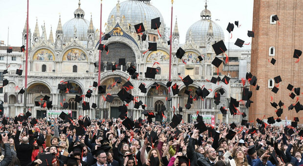Università, lauree in Piazza San Marco