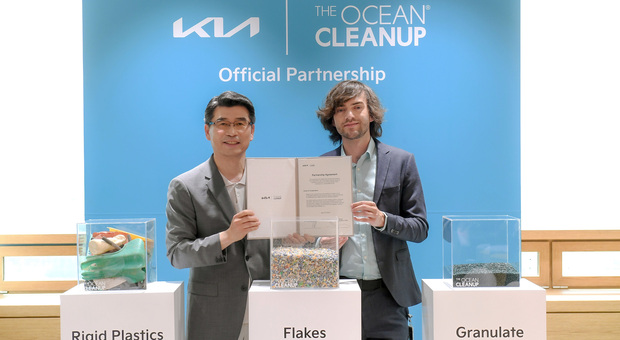 Ho Sung Song, Presidente e CEO di Kia Corporation e Boyan Slat, Fondatore e CEO di Ocean Cleanup, hanno ufficialmente siglato l’accordo nel corso di una cerimonia presso la sede centrale di Kia a Seoul.