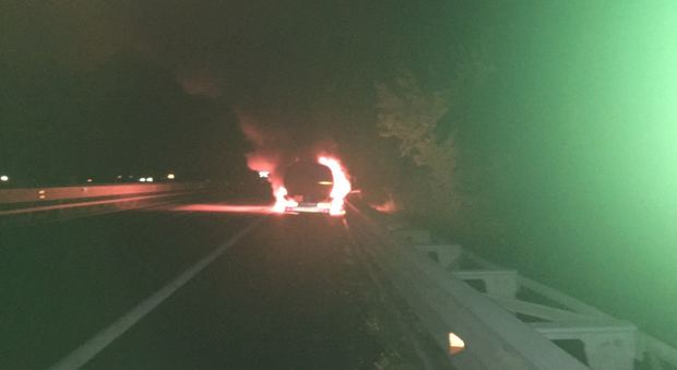 Camion cisterna carico di gasolio prende fuoco nella notte in autostrada