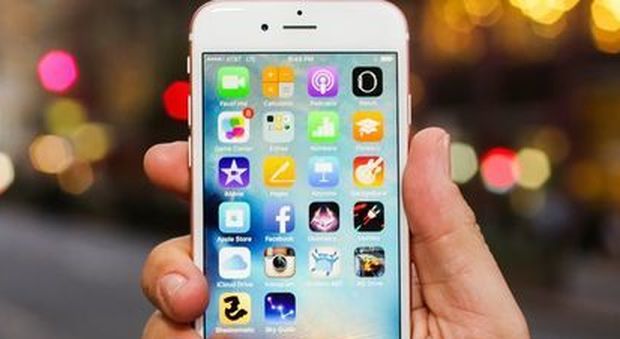 Ruba 3 iPhone 6 al centro commerciale, 17enne romeno finisce in carcere
