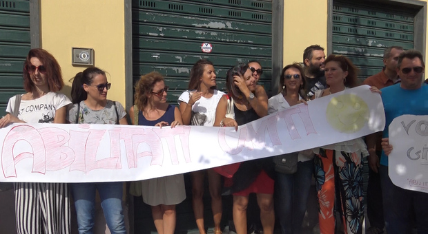 Napoli, insegnanti precari manifestano davanti all'ufficio regionale scolastico
