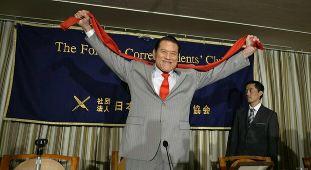Antonio Inoki, morto il wrestler giapponese: aveva 79 anni. Il fisico, la tv e la politica