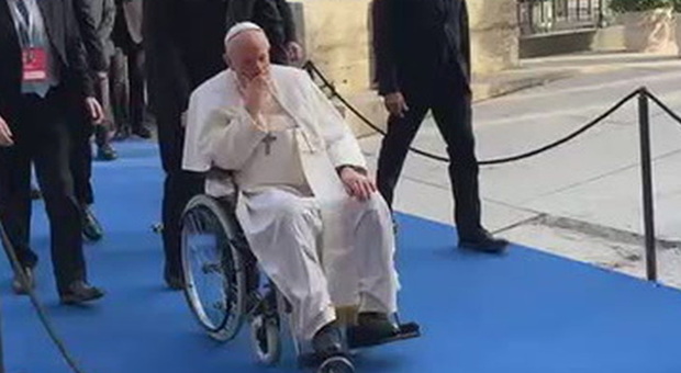 Papa Francesco prega al Colosseo: «Guerra nucleare è scenario oscuro. Dio è pace»