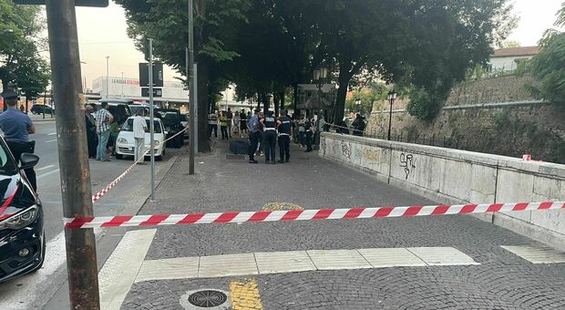 Treviso. Malore in strada, 35enne si accascia mentre chiacchiera con gli amici e muore davanti a loro in via Roma
